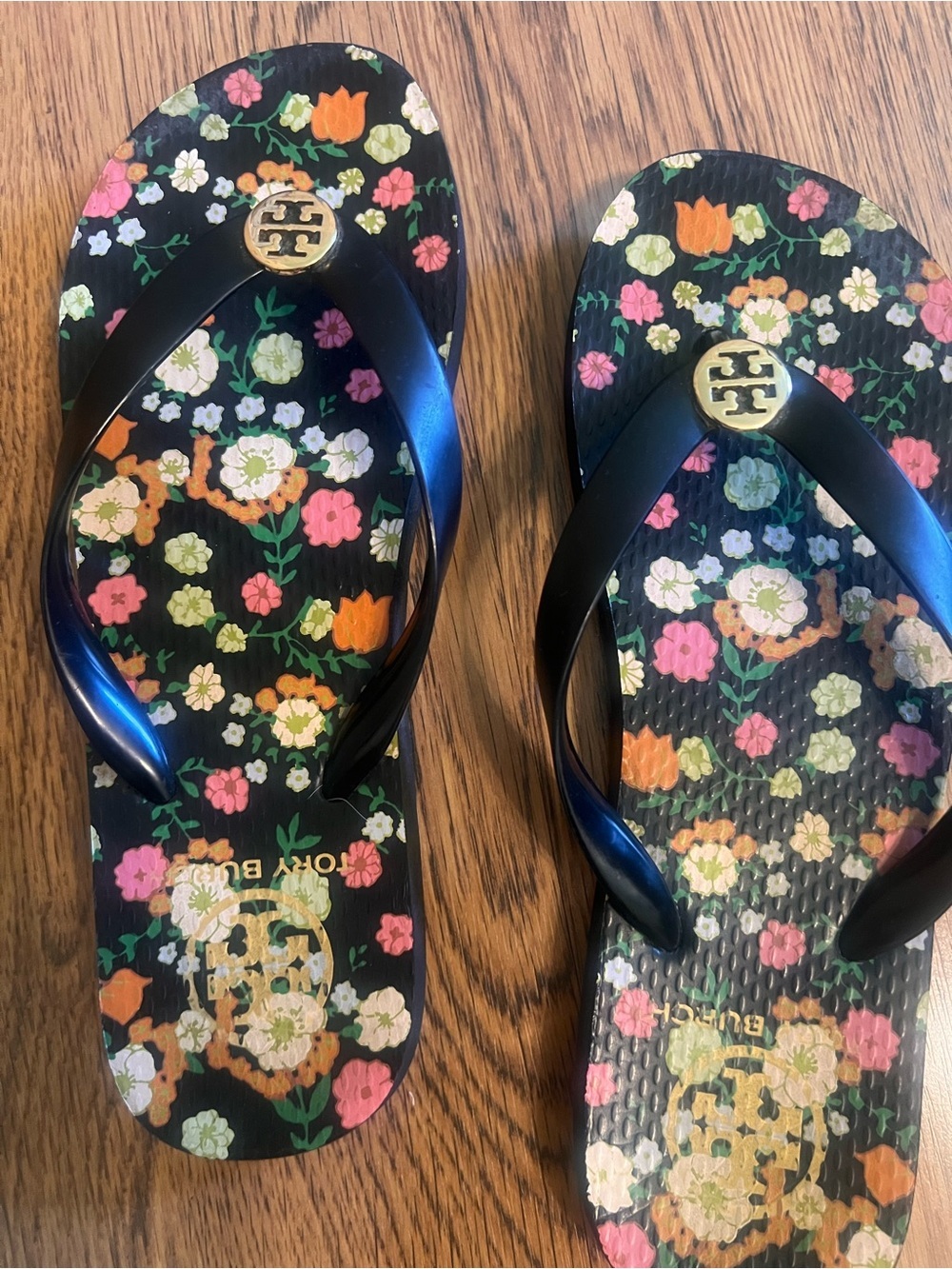 Tory Burch Black Floral Flip Flops Gold Logo chic bohemian designer luxe cos co - Picture 2 of 4